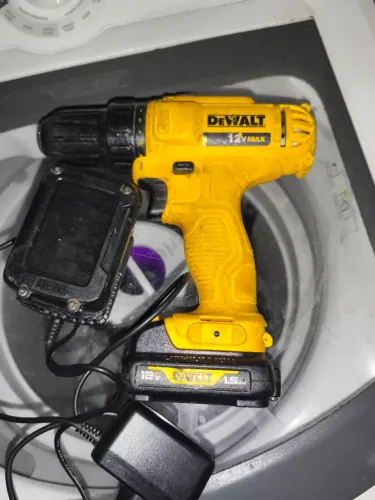 Parafusadeiras devalt 12volts seminova com duas baterias e carregador original $$ 350.00