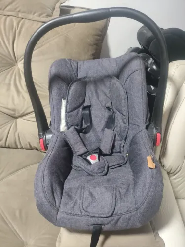 Este é um bebê conforto ABC Design modelo Risus na cor cinza.