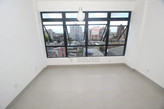 Sala Comercial no Centro Profissional Montgris ? Ampla e Bem Localizada