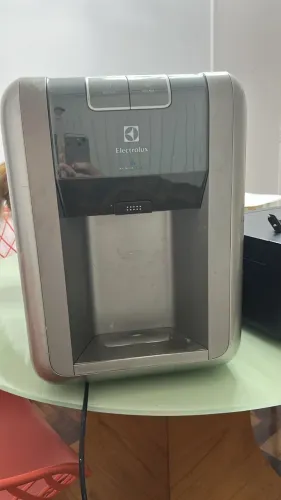 Bebedouro Electrolux bem conservado