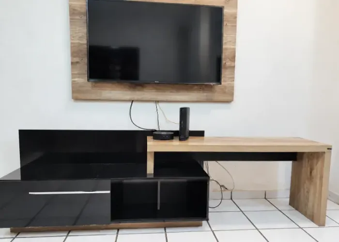 Rack expansível + painel de TV preto e amadeirado