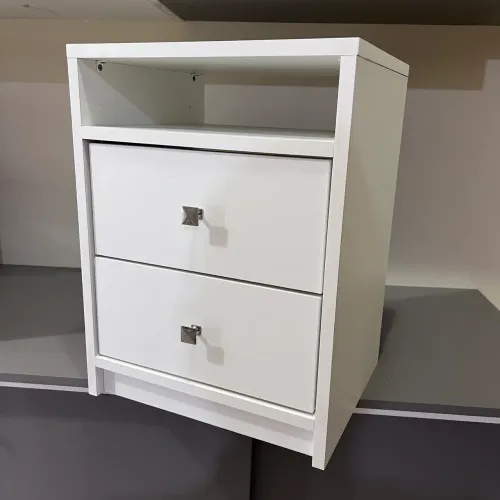 Mesa de cabeceira com duas gavetas e nicho