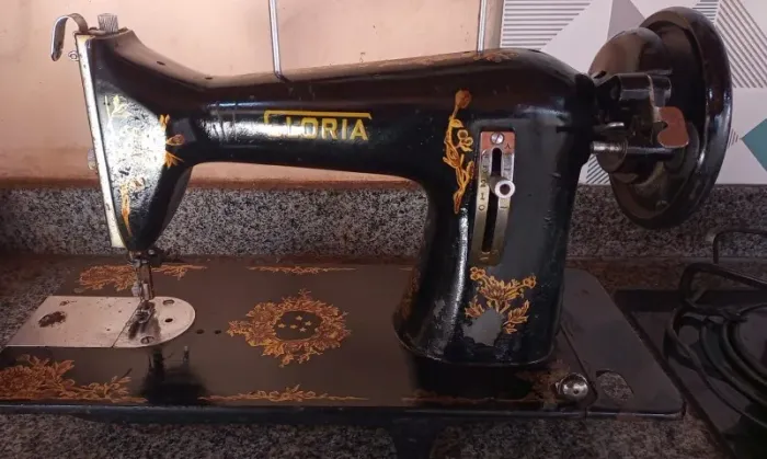 Antiga máquina de costura Glória