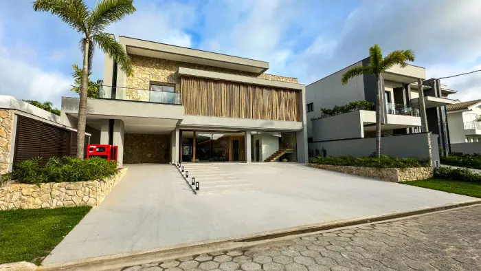 Conheça o refúgio perfeito ! Casa de praia à venda no Condomínio Acapulco em Guarujá.