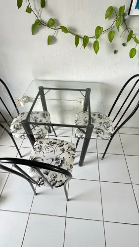 Mesa tubular de vidro com 4 cadeiras