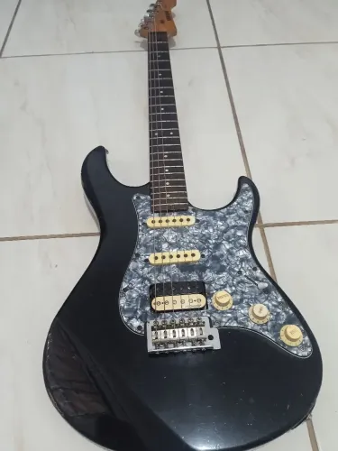 Guitarra Stratocaster Yamaha usada