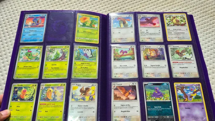 200 Cartas Pokémon TCG Coleção 151 e outros com fichário