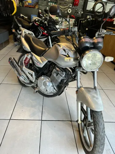 Moto Suzuki GSR 150I