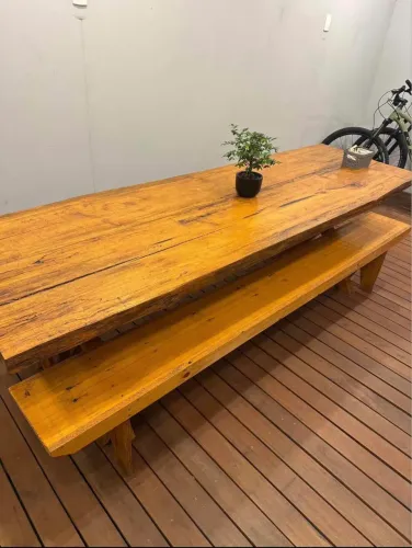 Mesa com bancos