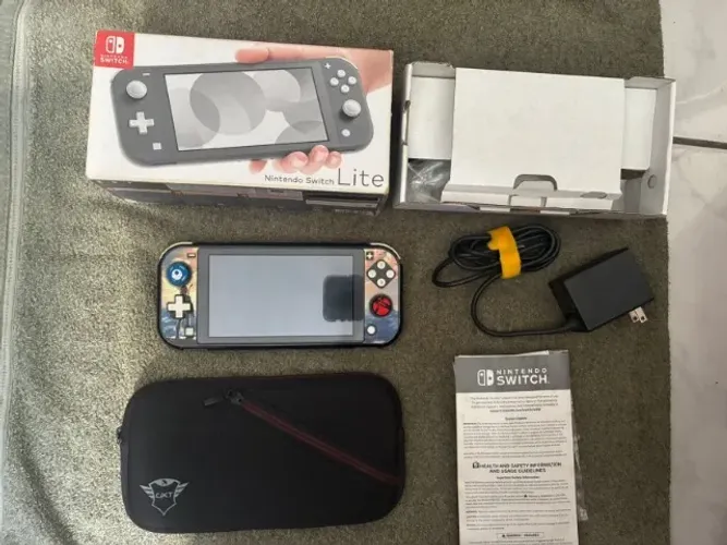Nintendo Switch Lite completo + 04 jogos originais