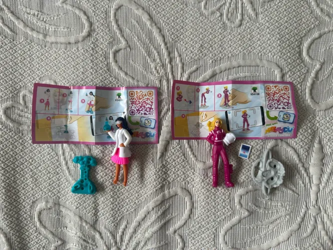 kit com 2 miniaturas kinder ovo barbie cientista e astronauta