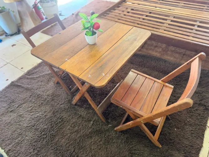 Mesa e cadeiras dobrável