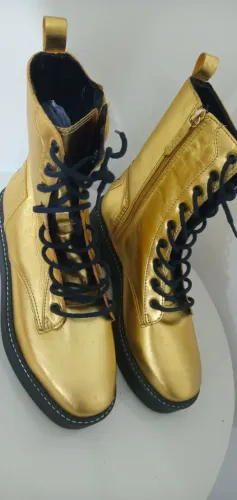 Bota Schutz ( coturno cano médio metalizada dourada) original. Em couro .Tam.37. Usada