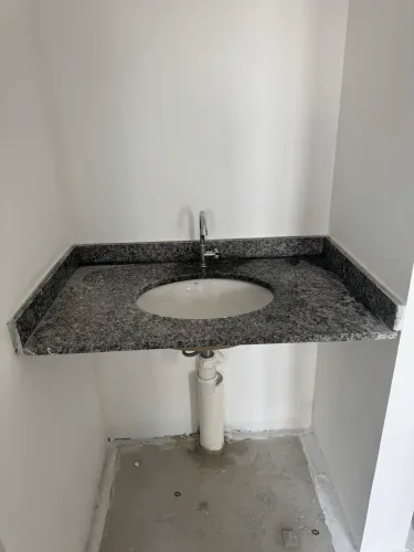 Bancada do banheiro - granito cinza com cuba embutida