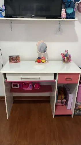 Escrivaninha + Prateleiras (Quarto de meninas)