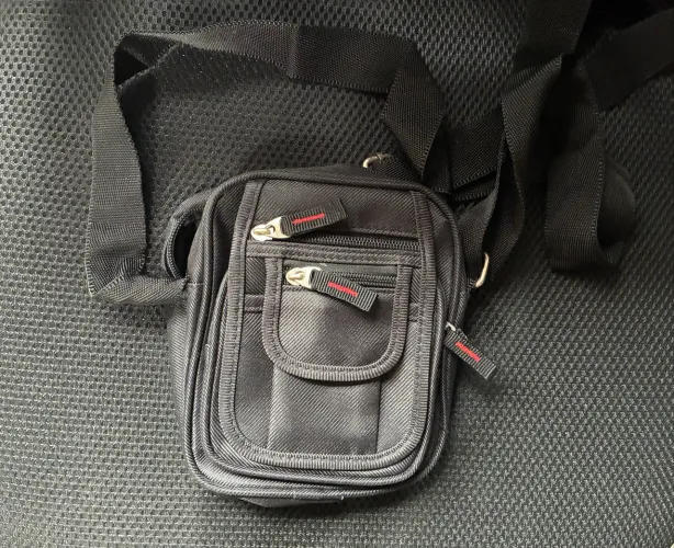 Shoulder bag preta com com 6 divisões