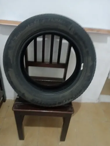 Um pneu Michelin 215/60/17