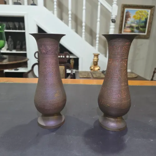 Par de enfeites ou floreira de metal com desenhos