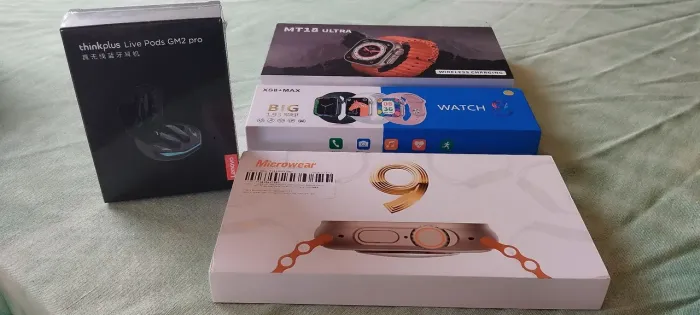 Smartwatch e fone de ouvido bluetooth