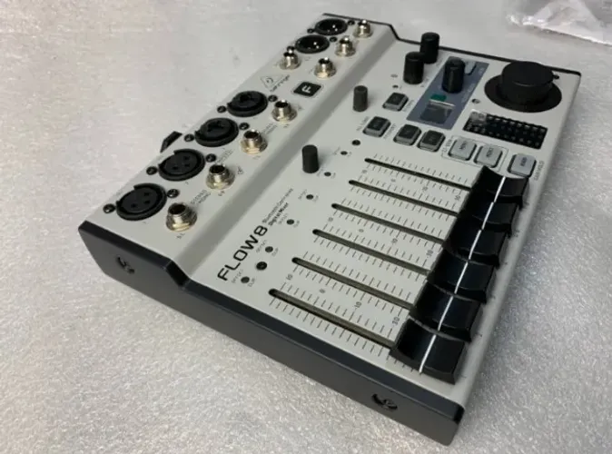 Behringer Flow 8 - mesa-mixer de áudio digital e interface de som