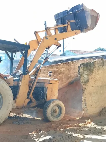Trator retroescavadeira MF 65R