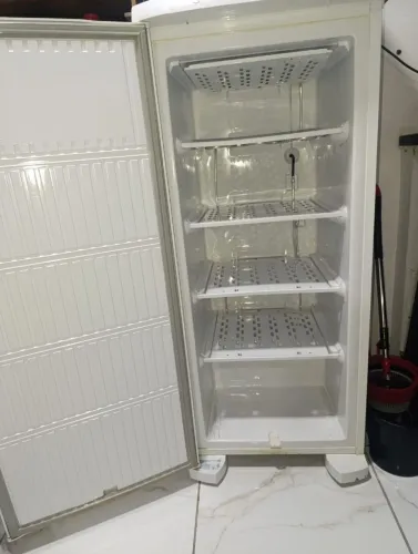 Freezer semi nova