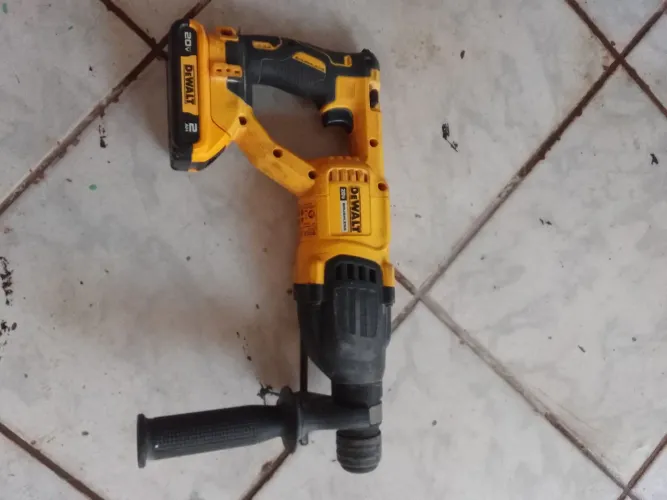 martelete Dewalt 20v usado esta sem carregador e com uma bateria