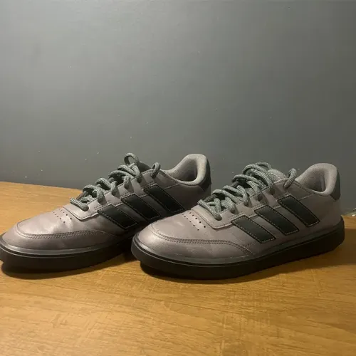 Tênis adidas courtblock