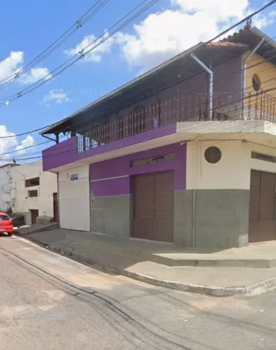 Vende-se Duas Casas e Três Lojas!