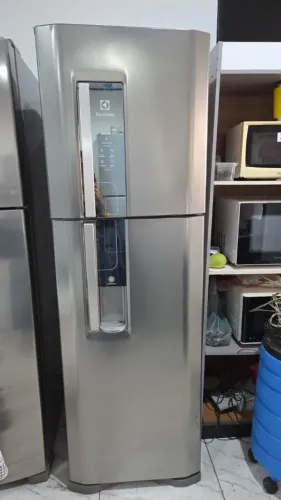 Geladeira Electrolux Inox Frost Free com Dispenser de Água e Painel Digital