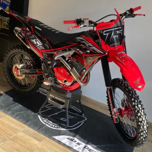 Moto de fino trato, manutenção em dia !