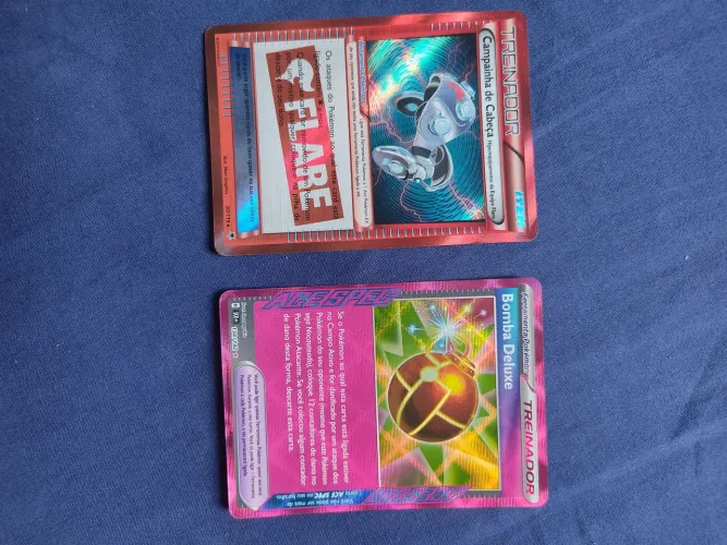 Itens de treinador holografico Campainha de cabeça e Bomba Deluxe(2014/2024)- Pokémon tcg