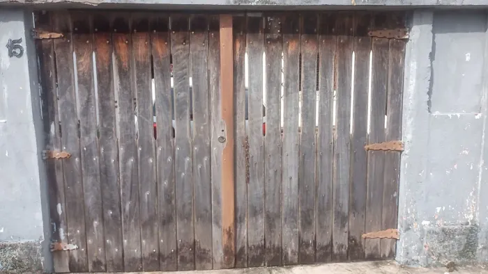 PORTÃO DE MADEIRA DE LEI