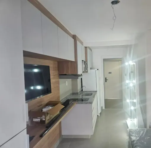 Apartamento / Studio NOVO e MOBILIADO para locação, 26 m com sacada e próximo do metro Bre