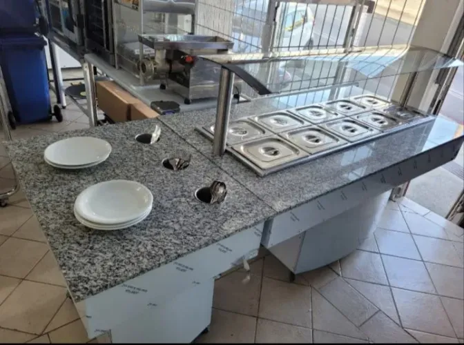NZ. Buffet aquecido 10 cubas com apoio de pratos e talheres 