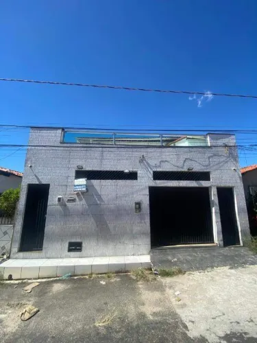 CASA RESIDÊNCIAL COM 03 VAGAS DE GARAGEM COBERTA NO BAIRRO AGUA MINERAL.