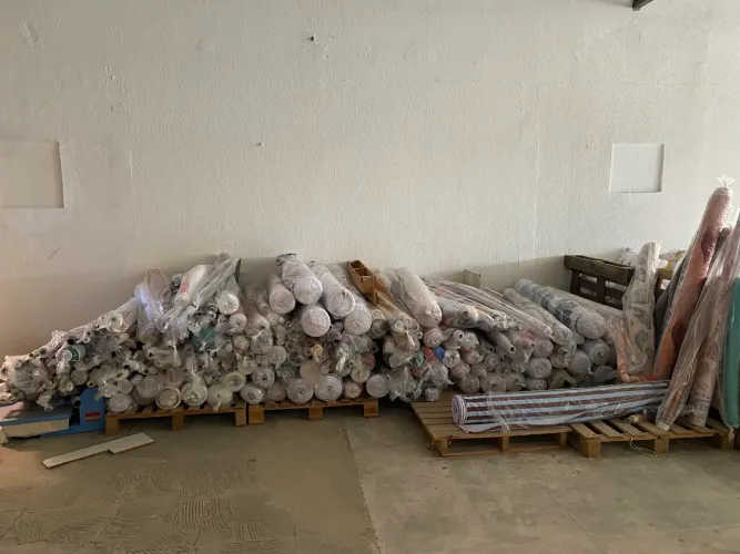 Vende se tecidos variados 
