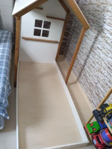 Cama infantil casinha motessoriana