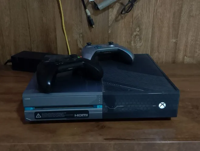 Xbox One - 1TB - Modelo personalizado Halo 5 Guardians