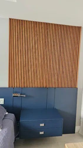 Painel ripado em madeira Peroba Mica