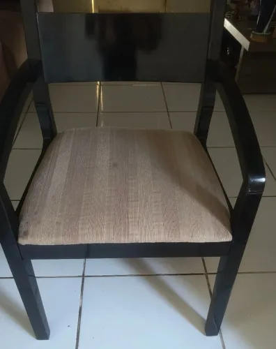 Duas cadeiras para enfeite de sala, madeira maciça