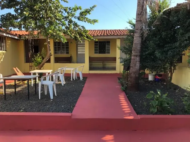 Casa de Esquina à Venda em Primeiro de Maio 4 Quartos, Amplo Terreno e Espaço para Festas