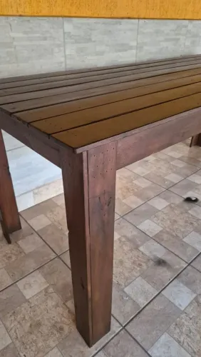 Mesa rústica de pinus para varanda ou área gourmet