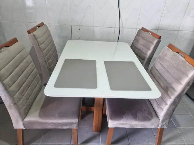 Mesa com 04 cadeiras