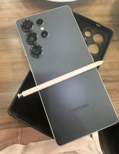 S25 ultra 256Gb. Na garantia, nunca aberto. Perfeito estado. Entrego hoje na região.