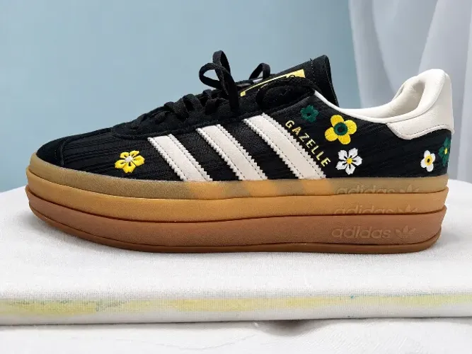 Adidas Gazelle Bold x Liberty London original, edição especial com bordados florais