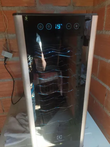 Adega Climatizada Electrolux 12L 127V - Painel Digital e Porta de Vidro