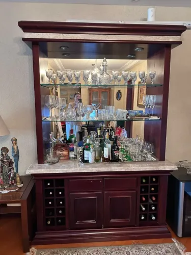 Móvel Bar estilo Inglês em madeira maciça com tampo em Marmore Travertino e espelho