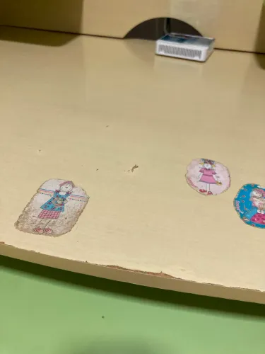 Mesa de Escritório com Estante Integrada e Suporte para Teclado