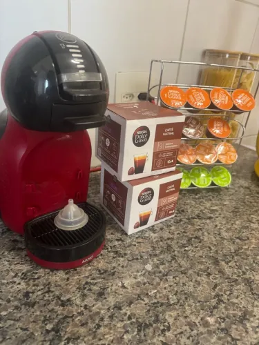 Cafeteira Dolce Gusto com suporte de cápsulas e 2 caixas de cápsula